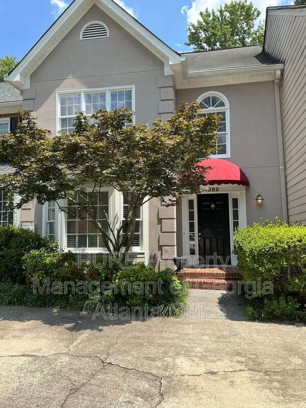 property at 582 Harcourt Pl SE