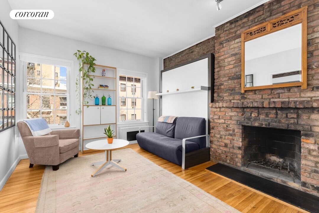 326 W 22nd St in New York, NY - Building Photo