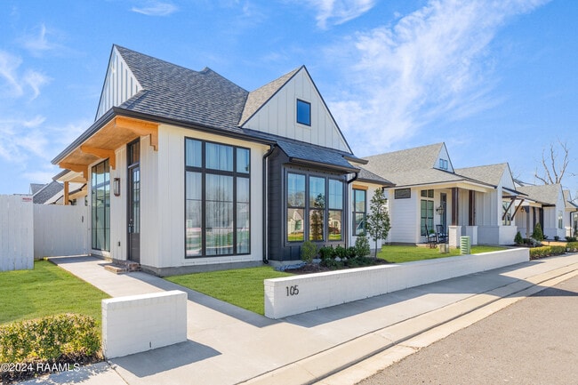 105 Tea Rose Dr in Broussard, LA - Building Photo - Building Photo