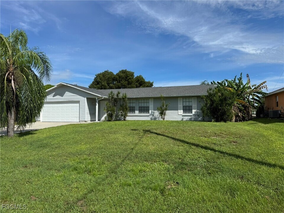 3806 6th St W in Lehigh Acres, FL - Building Photo
