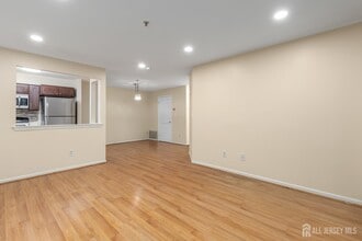 828 Waterford Dr in Edison, NJ - Building Photo - Building Photo