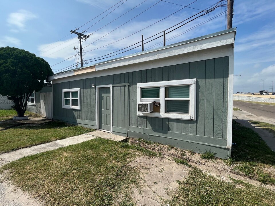 9809 S Padre Island Dr in Corpus Christi, TX - Building Photo