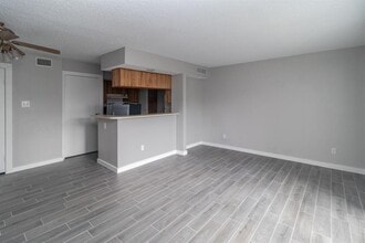 3919 Fairmont Pkwy in Pasadena, TX - Building Photo - Building Photo