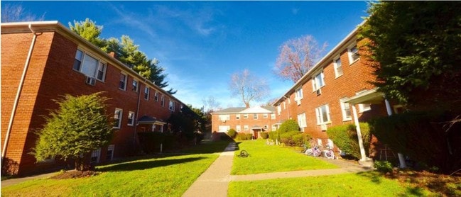 48 E Crooked Hill Rd, Unit C in Pearl River, NY - Building Photo - Building Photo