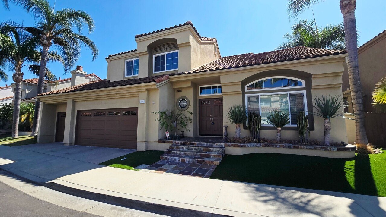 16 Adelante in Irvine, CA - Building Photo