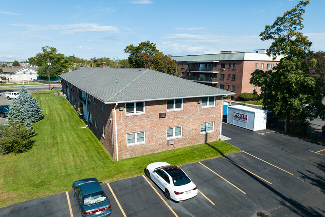 Island Gardens Apartments in Farmingdale, NY - Building Photo - Building Photo