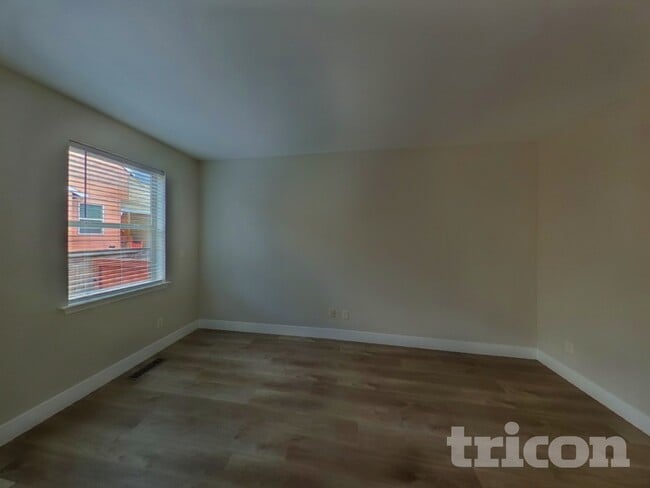 11893 Dunhill Rd in Eden Prairie, MN - Foto de edificio - Building Photo