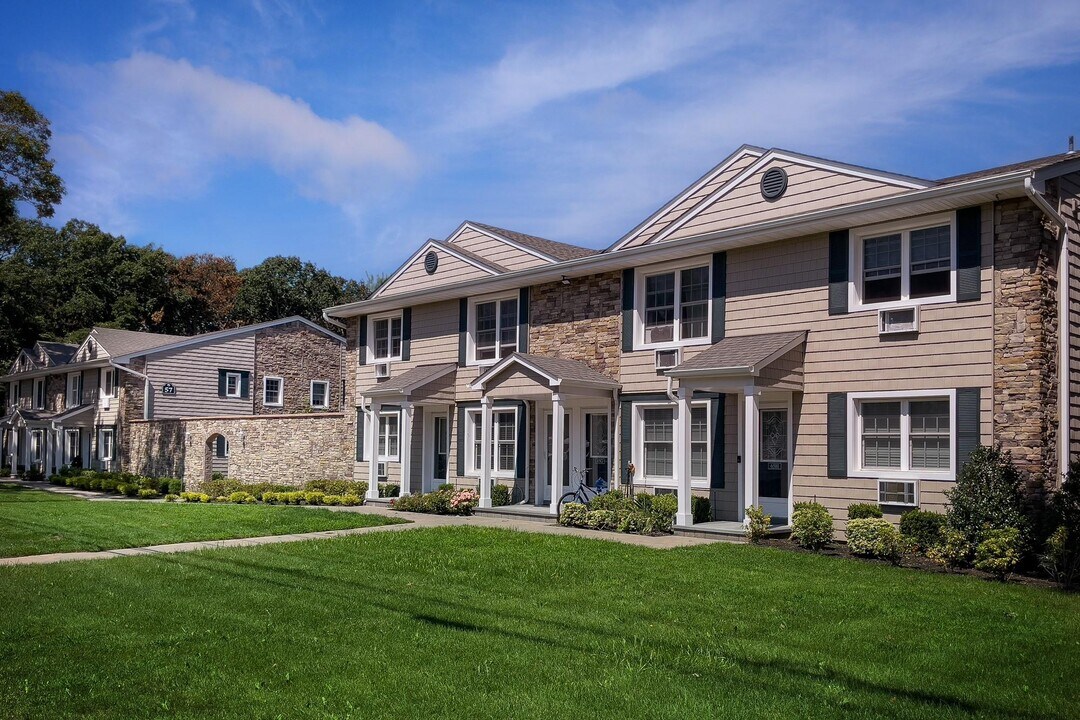 63 Island Blvd in Bohemia, NY - Building Photo