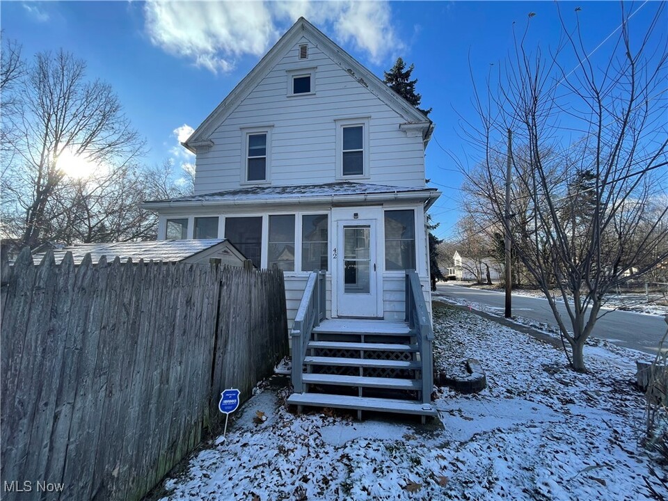 42 Paris Ave in Akron, OH - Building Photo