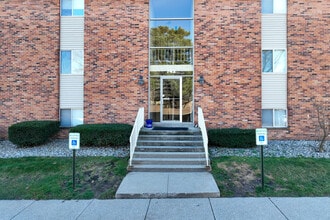 Kensington Place Condominiums in Kalamazoo, MI - Building Photo - Building Photo
