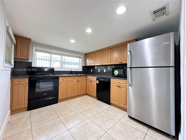 2811 NW 88th St, Unit 1 in Miami, FL - Building Photo - Building Photo