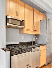 102 E 7th St, Unit 4 in New York, NY - Foto de edificio - Building Photo