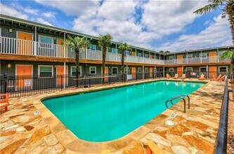 2401 Manor Rd in Austin, TX - Foto de edificio - Building Photo
