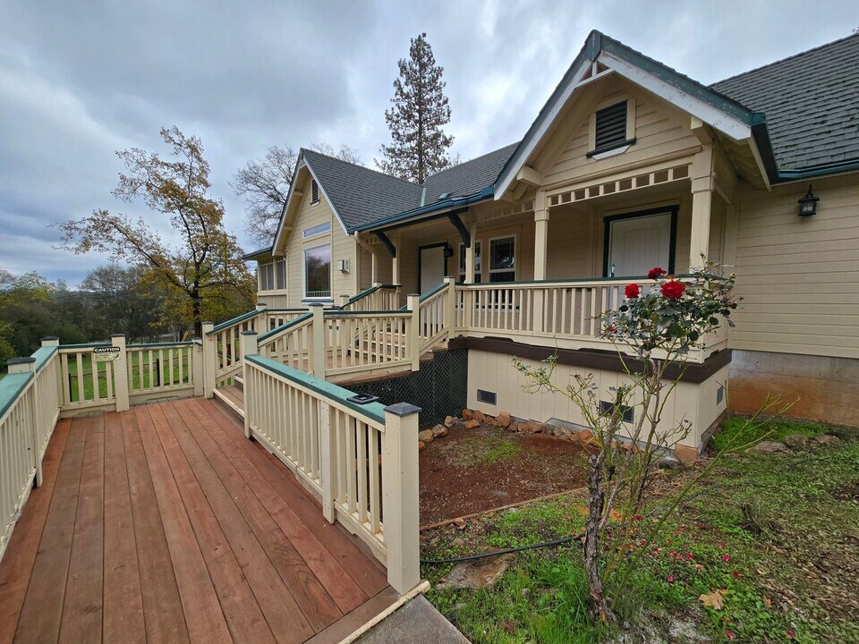 12850 Wolf Rd in Grass Valley, CA - Building Photo