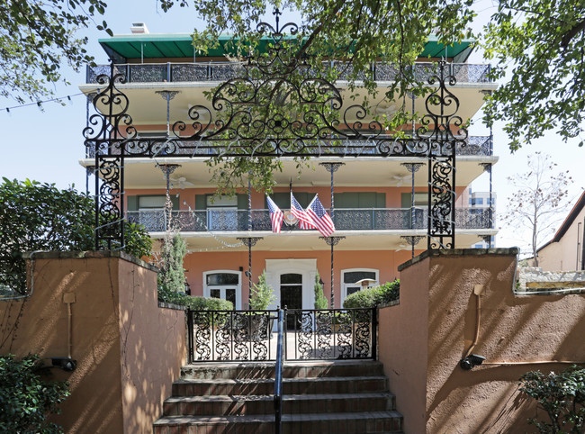 2512 Maple Ave in Dallas, TX - Foto de edificio - Building Photo