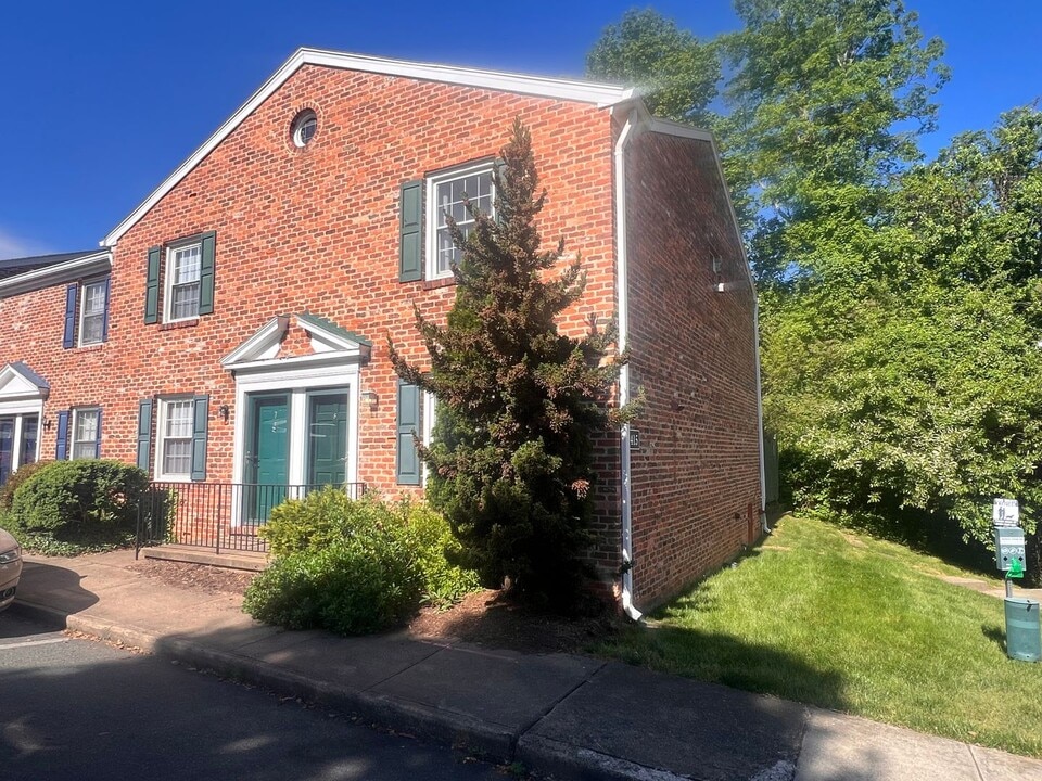 415 Burgoyne Rd in Charlottesville, VA - Building Photo
