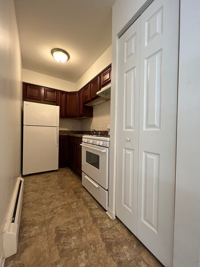 property at 736 W Buena Ave