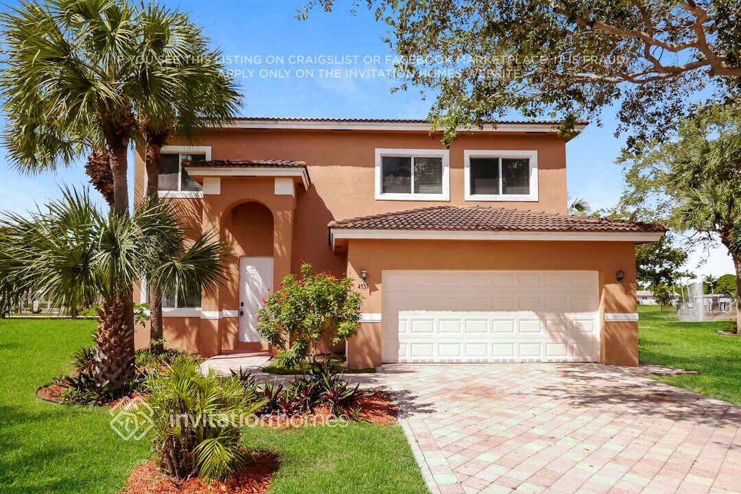 4551 NW 36th Ct in Lauderdale Lakes, FL - Building Photo