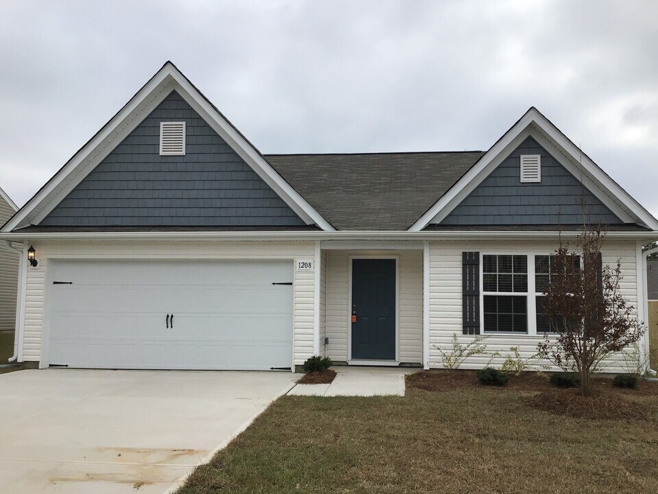 1208 Dogwood Neck Dr in Navassa, NC - Building Photo