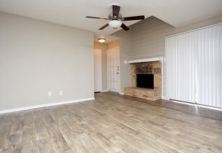 Huntington Cove Townhomes in Farmers Branch, TX - Foto de edificio - Interior Photo