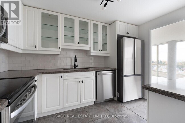 30 Harding Blvd W in Richmond Hill, ON - Building Photo - Building Photo