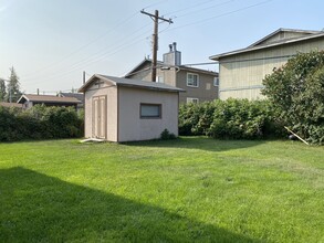 917 E 46th Ct, Unit B in Anchorage, AK - Foto de edificio - Building Photo