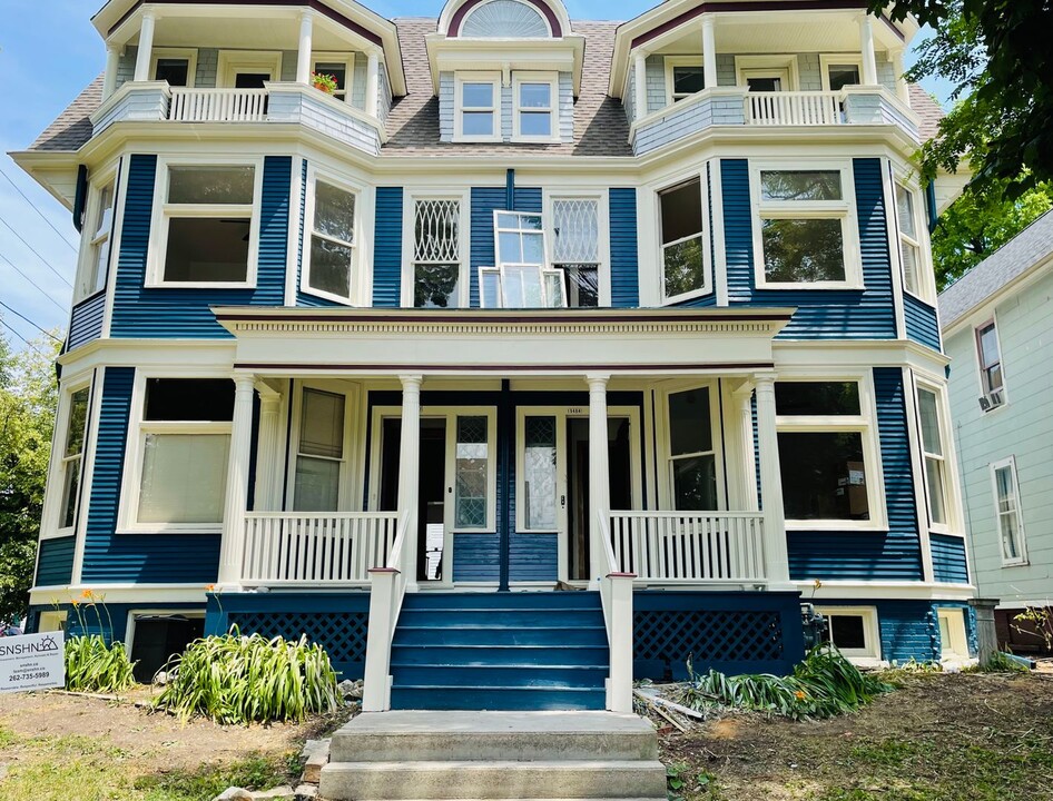 1948 N 2nd St in Milwaukee, WI - Foto de edificio