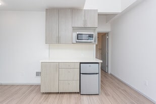 Vistana Apartments in Seattle, WA - Building Photo