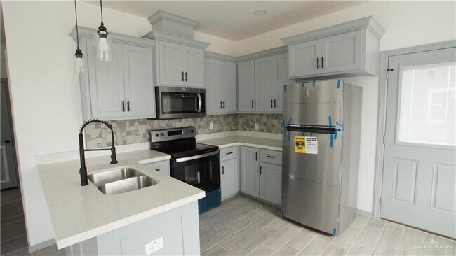 5609 Ozark Ave-Unit -1 in McAllen, TX - Foto de edificio - Building Photo