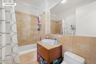 250 E 49th St in New York, NY - Building Photo - Building Photo
