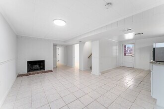 3233 Apex Cir, Unit #B in Falls Church, VA - Foto de edificio - Building Photo