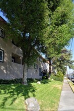 Americana La Crescenta in La Crescenta, CA - Foto de edificio - Building Photo