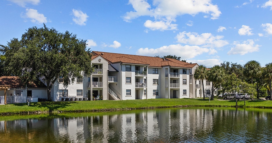 La Vue at Emerald Pointe Apartments in Hollywood, FL - Building Photo