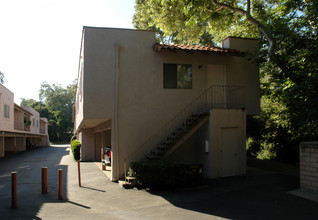 551 W Pueblo St in Santa Barbara, CA - Foto de edificio - Building Photo