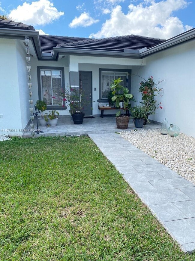 12792 SW 209th St in Miami, FL - Foto de edificio - Building Photo