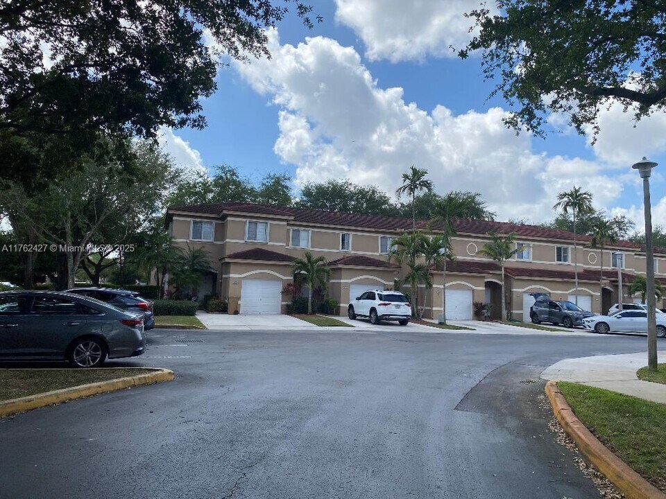 7690 S Southwood Cir in Davie, FL - Building Photo
