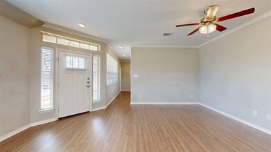 2019 Harvey Mitchell Pkwy S in College Station, TX - Foto de edificio - Building Photo