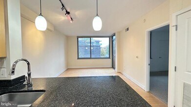 2001 15th St N in Arlington, VA - Foto de edificio - Building Photo