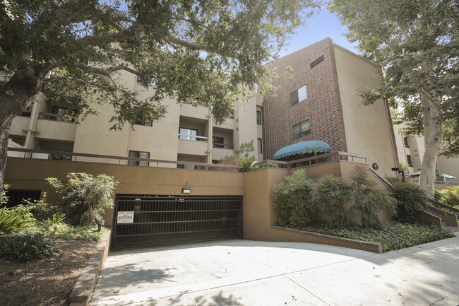 424 Oak St, Unit 228 in Glendale, CA - Building Photo - Building Photo