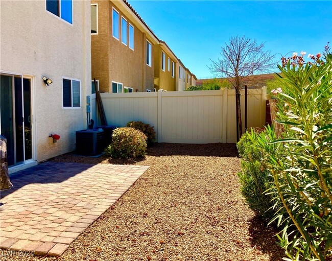 5972 Alington Bend Dr in Las Vegas, NV - Building Photo - Building Photo