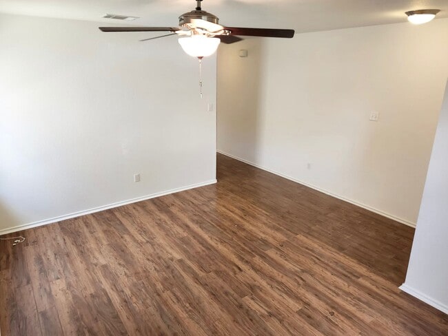 212 Holman Path in Hutto, TX - Building Photo - Building Photo