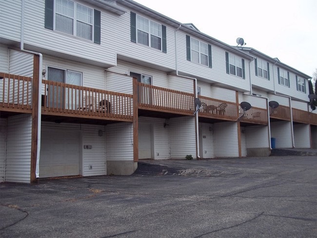 3119 W Loras Dr in Freeport, IL - Building Photo - Building Photo