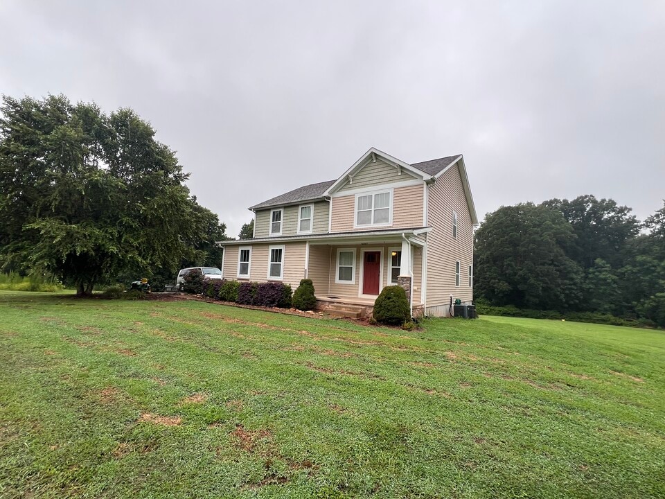 2080 Sandy Springs Church Rd in Mocksville, NC - Foto de edificio