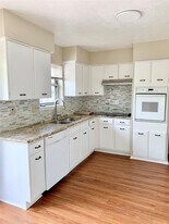 801 E Stadium Ct in Friendswood, TX - Building Photo
