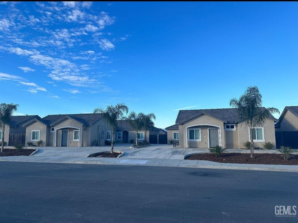 8612 Frankie Lou St-Unit -8612 Frankie Lou St B in Bakersfield, CA - Foto de edificio