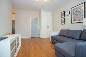 271 York St in Jersey City, NJ - Building Photo - Building Photo