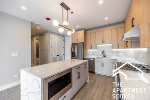 2354 W Polk St, Unit 302 in Chicago, IL - Building Photo