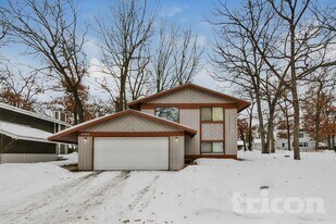 10810 Linwood Forest Dr, Unit 241 in Champlin, MN - Building Photo