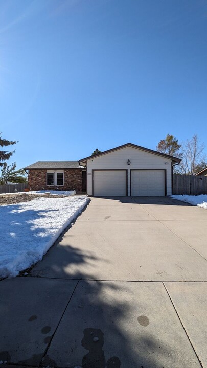 8116 Horizon Dr in Colorado Springs, CO - Foto de edificio