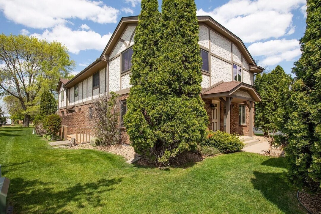 1411 10th Ave E in Shakopee, MN - Building Photo